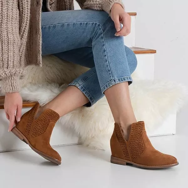 OUTLET Boots on an indoor wedge a'la cowboy boots in camel color Besiks- Footwear